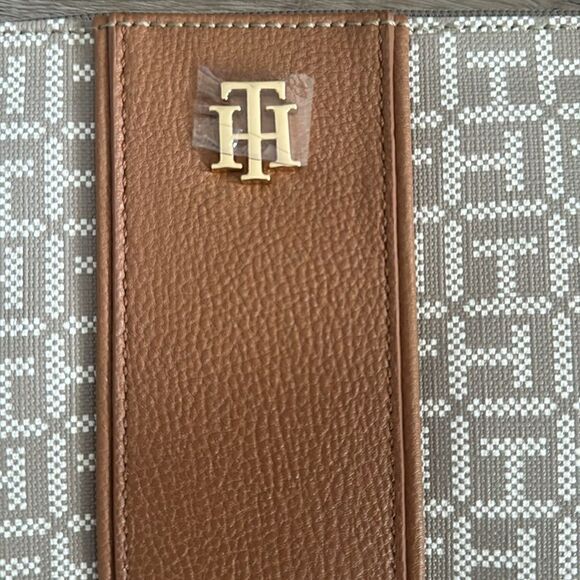 NWT TOMMY HILFIGER MONOGRAM CANVAS WRISTLET - Picture 2 of 4